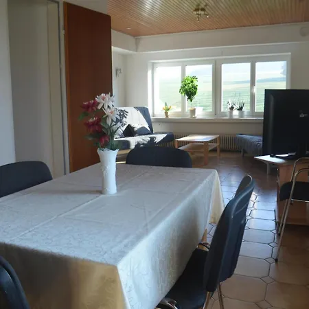 Fuer Neun Personen In